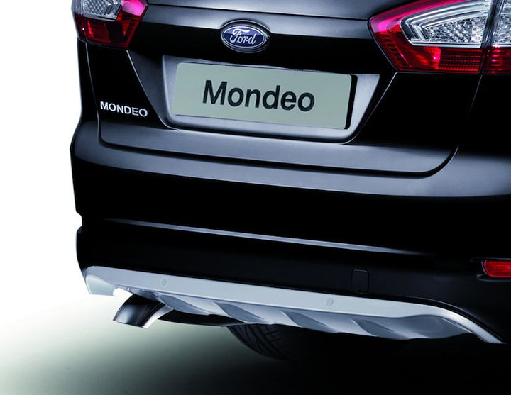 Original Ford Mondeo Difusor de paragolpes trasero en color plata.