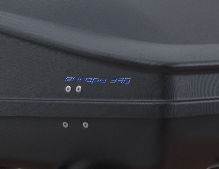 G3* Baúl de techo Elegance Europe 330, con grabado en color negro mate.