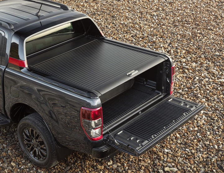 Original Ford Ranger Funda de maletero enrollable en color negro.