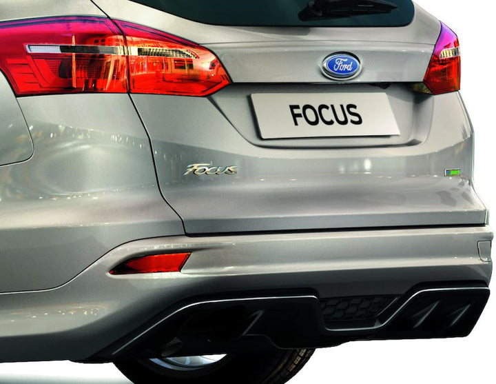 Original Ford Focus Faldón paragolpes trasero con inserción para difusor en color negro brillante.