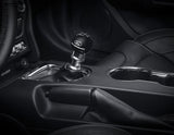 MUSTANG KIT DE CAMBIOS PERFORMANCE  INCLUYE POMO DE PALANCA DE CAMBIOS DE FIBRA EN COLOR NEGRO, CON LOGO FORD PERFORMANCE.