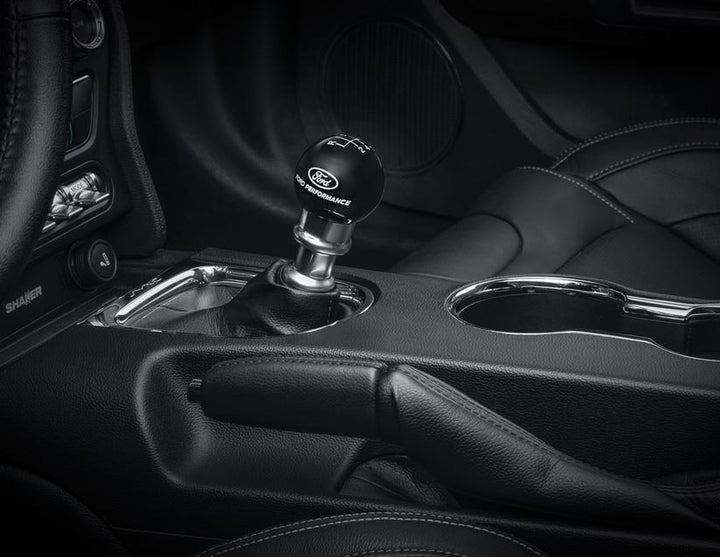 MUSTANG KIT DE CAMBIOS PERFORMANCE  INCLUYE POMO DE PALANCA DE CAMBIOS DE FIBRA EN COLOR NEGRO, CON LOGO FORD PERFORMANCE.