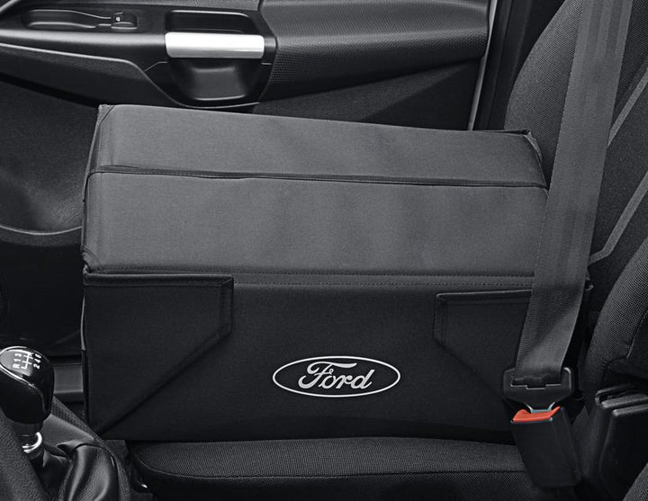 Caja organizadora plegable de tela en color negro, con óvalo Ford en color blanco a ambos lados.
