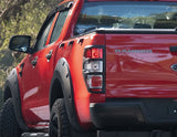 Ranger Pickup Attitude* Juego de cubiertas para faros traseros con contorno en color negro mate.