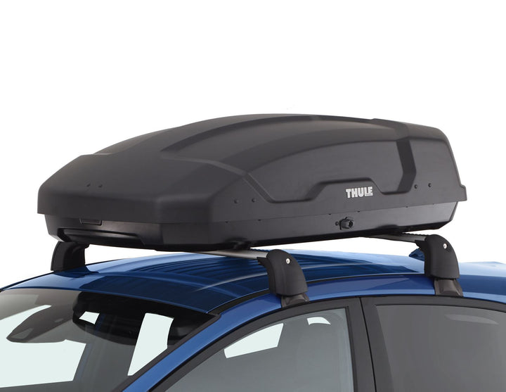 Thule®* Baúl de techo Force XT S, en color negro mate Aeroskin.