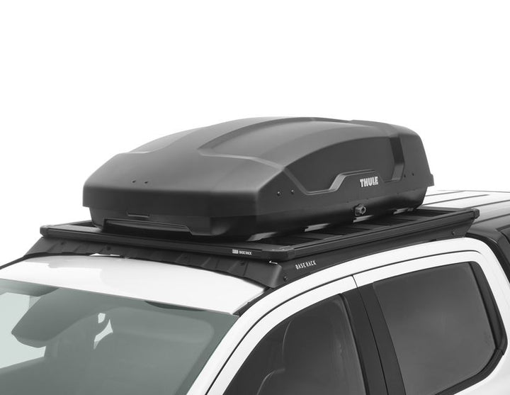 Thule®* Baúl de techo Force XT S, en color negro mate Aeroskin.