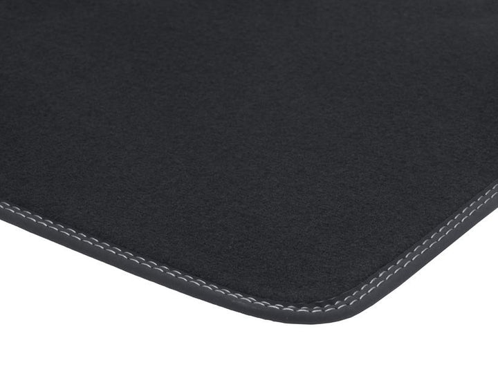 FOCUS ALFOMBRILLAS DE TERCIOPELO PREMIUM TRASERAS, EN COLOR NEGRO CON COSTURA EN COLOR GRIS.
