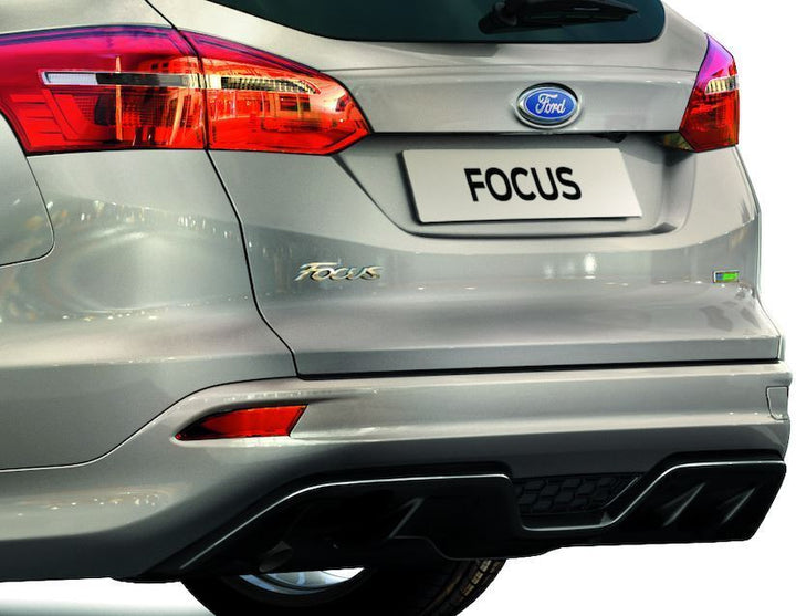 Original Ford Focus Faldón paragolpes trasero con inserción para difusor en color negro brillante.