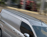 Original Ford Transit/Tourneo Connect Barras longitudinales portaequipajes para techo en color plata.