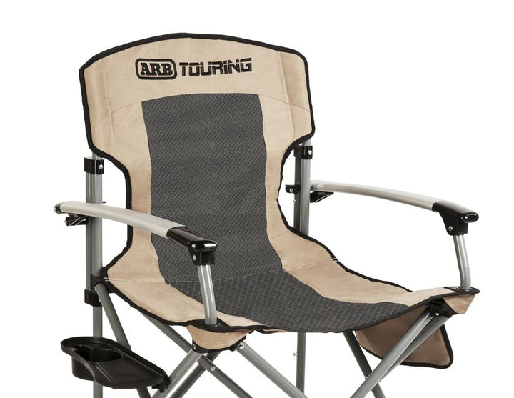 ARB* Silla de camping con bolsa con correa de hombro negra y beige.