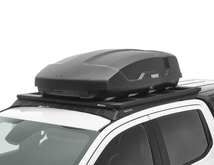 Thule®* Baúl de techo Force XT S, en color negro mate Aeroskin.