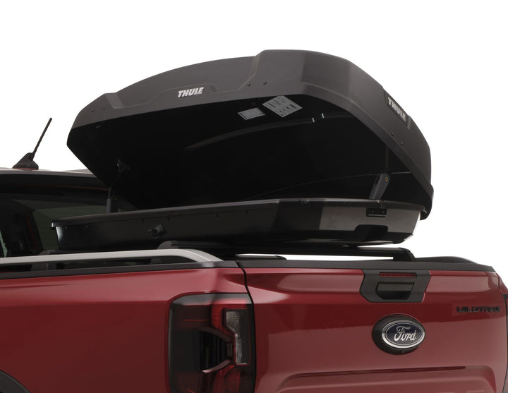 Thule®* Baúl de techo Force XT S, en color negro mate Aeroskin.
