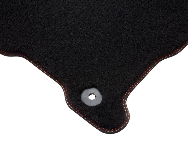Kuga Alfombrillas de terciopelo premium delanteras y traseras, negras con doble costura en rojo.