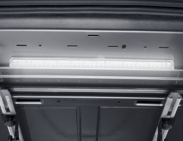 Navco* Luz LED interior para el techo del área de carga.