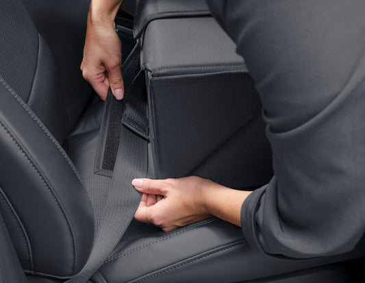 Caja organizadora plegable de tela en color negro, con óvalo Ford en color blanco a ambos lados.