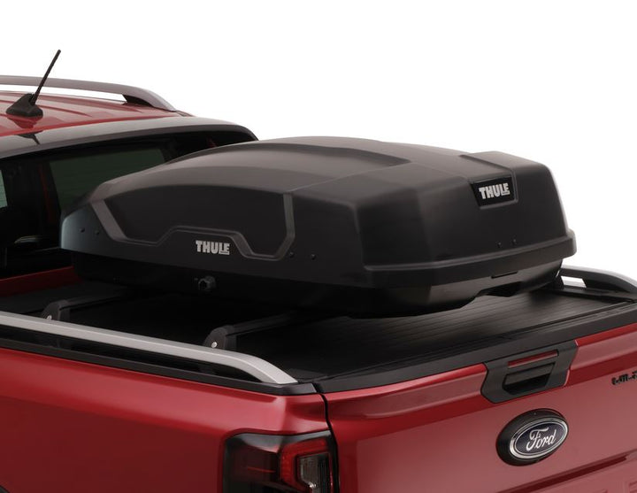 Thule®* Baúl de techo Force XT S, en color negro mate Aeroskin.