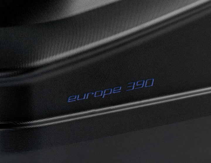 G3* Baúl de techo Elegance Europe 390, con grabado en color negro mate.