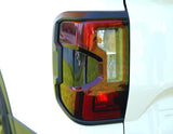 Original Ford Ranger Juego de cubiertas para faros traseros con contorno en color negro mate.