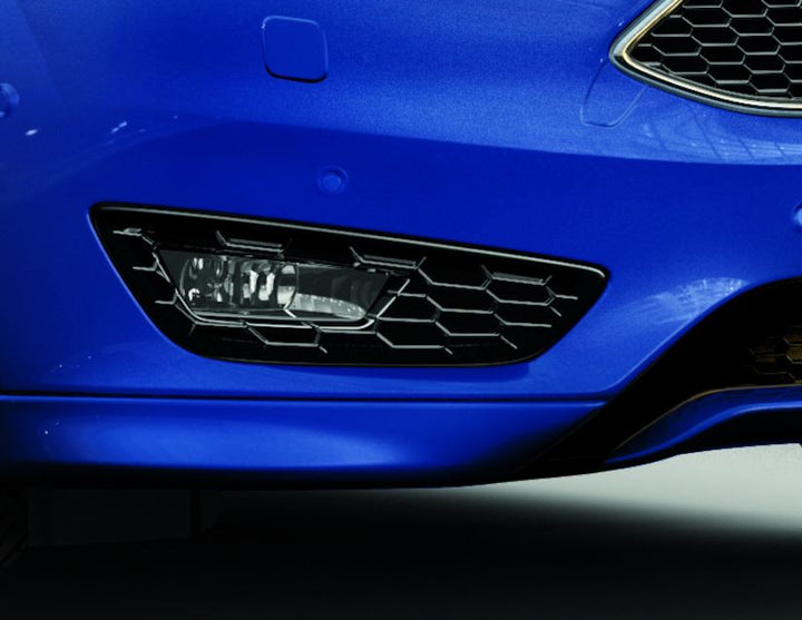 Original Ford Focus Alojamientos preformados para faros antiniebla para lado derecho.
