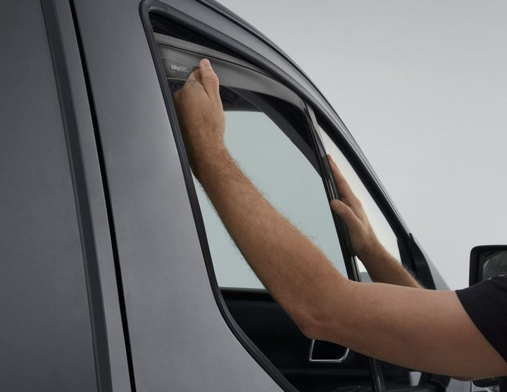Transit Custom & Tourneo Custom ClimAir®* Deflector de aire para ventanillas delanteras, en color negro.