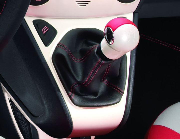 Original Ford Ka Pomo de la palanca de cambios en color blanco Perla con inserción en cuero rojo.