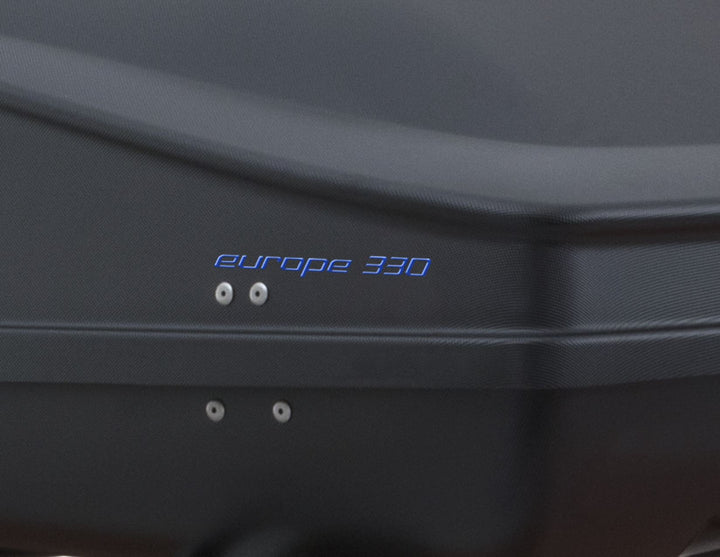 G3* Baúl de techo Elegance Europe 330, con grabado en color negro mate.