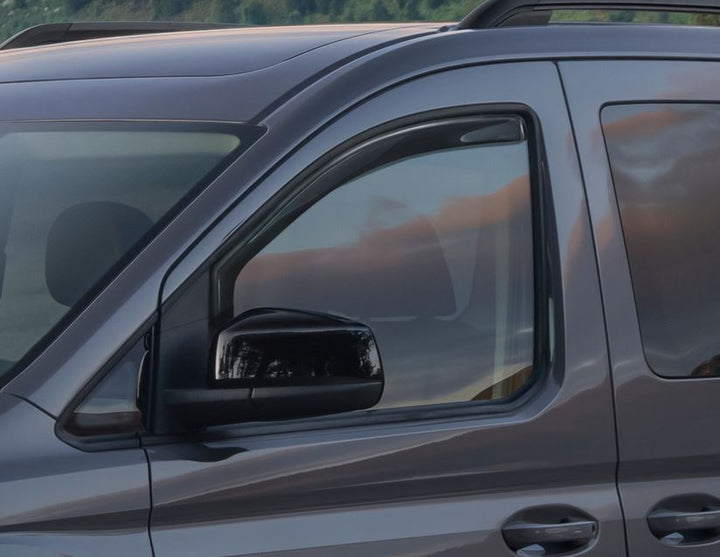 Tourneo Connect ClimAir®* Deflector de aire para ventanillas delanteras, en color negro.