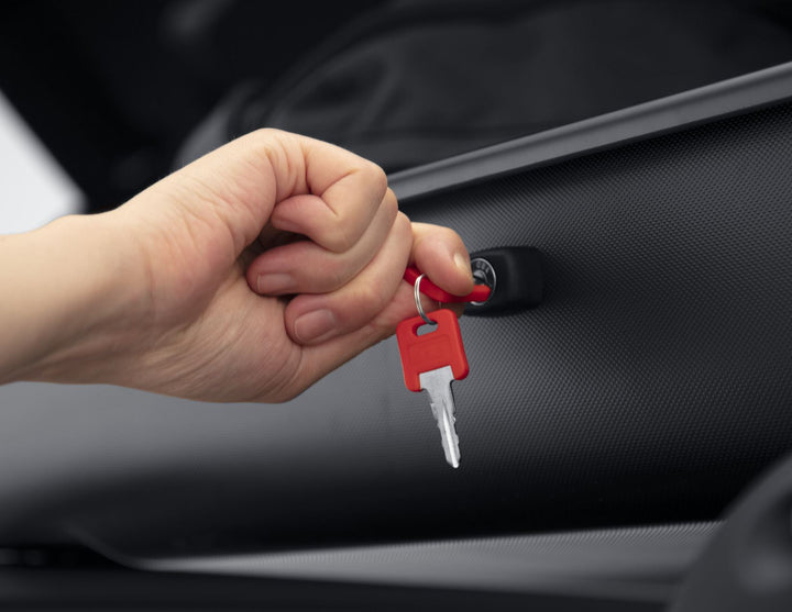 G3* Baúl de techo Elegance Europe 330, con grabado en color negro mate.