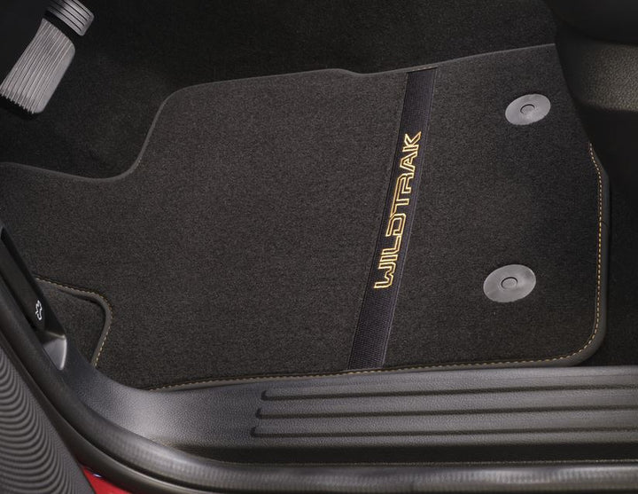 Kit de alfombrillas de moqueta delanteras y traseras Ranger Wildtrak automática 2022+ negro con logo amarillo