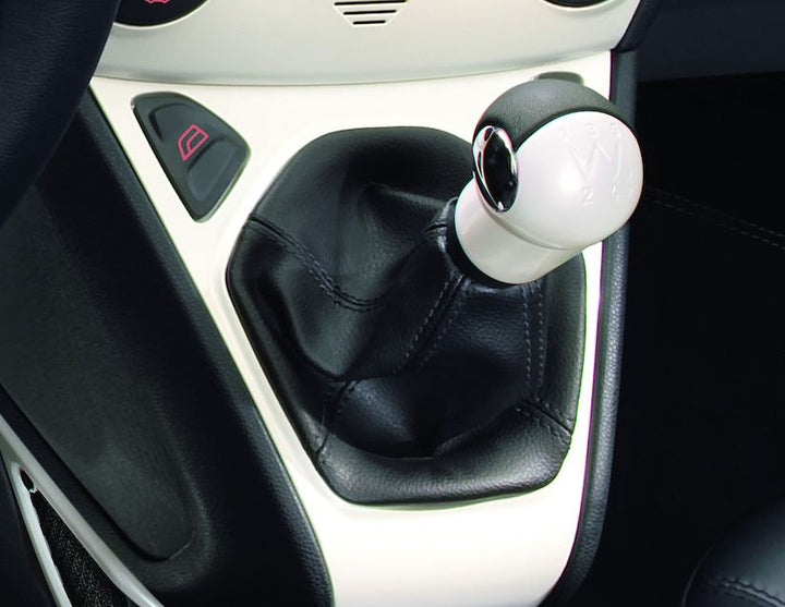Original Ford Ka Pomo de la palanca de cambios en color blanco Perla con inserción en cuero negro.