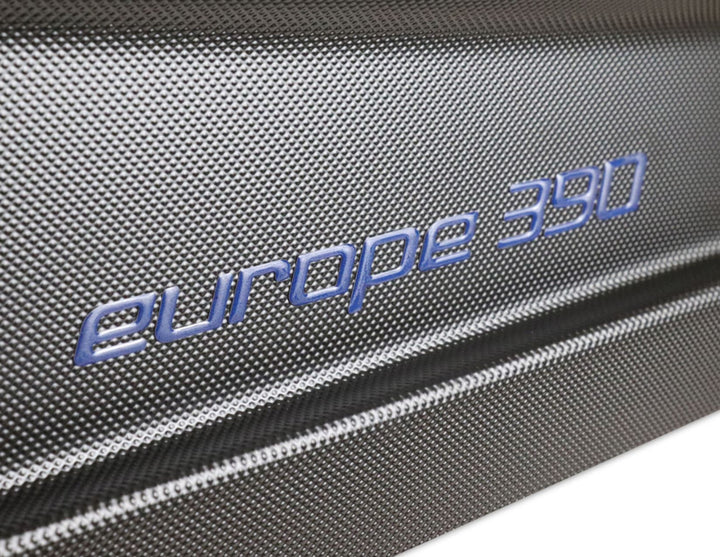 G3* Baúl de techo Elegance Europe 390, con grabado en color negro mate.