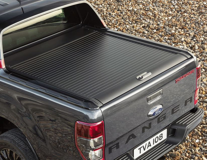 Original Ford Ranger Funda de maletero enrollable en color negro.