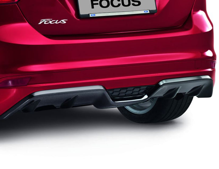 Original Ford Focus Faldón paragolpes trasero con inserción para difusor en color negro brillante.