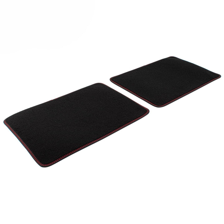 Focus Alfombrillas de terciopelo premium traseras, en color negro con costura en color rojo.