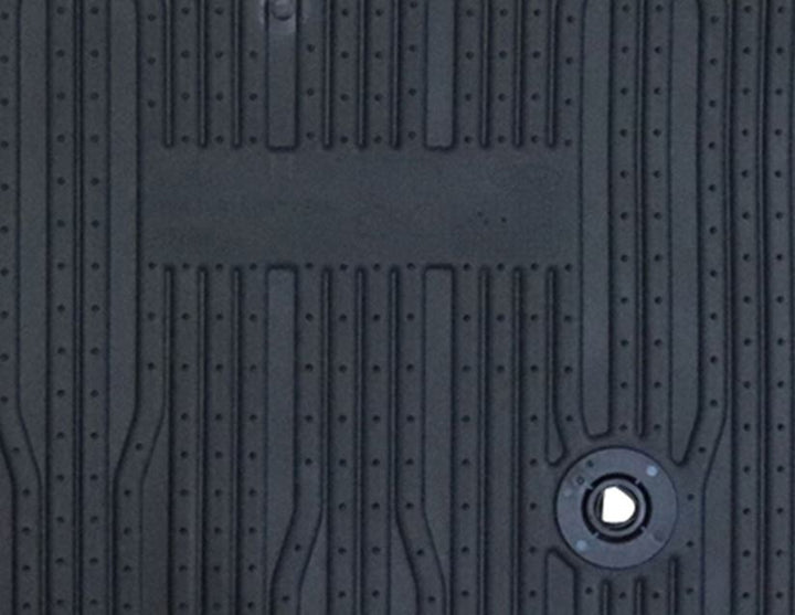 Kuga Alfombrillas de goma delanteras, en color negro, estilo bandeja con bordes elevados.