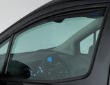 Transit Courier & Tourneo Courier ClimAir®* Deflector de aire para ventanillas delanteras, en color negro.
