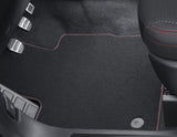 Kuga Alfombrillas de terciopelo premium delanteras y traseras, negras con doble costura en rojo.