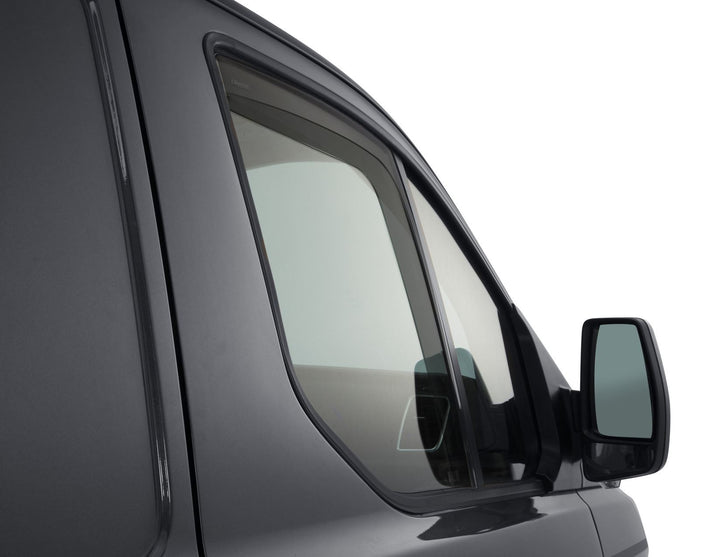 Transit Custom & Tourneo Custom ClimAir®* Deflector de aire para ventanillas delanteras, en color negro.