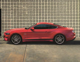 MUSTANG BANDAS LATERALES FORD PERFORMANCE TRI-BAR  CON INSCRIPCIÓN MUSTANG, EN COLOR NEGRO MATE.