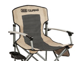 ARB* Silla de camping con bolsa con correa de hombro negra y beige.