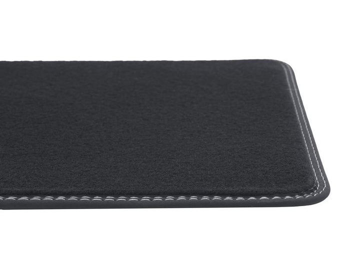 FOCUS ALFOMBRILLAS DE TERCIOPELO PREMIUM TRASERAS, EN COLOR NEGRO CON COSTURA EN COLOR GRIS.