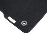 Kuga Alfombrillas de terciopelo premium delanteras y traseras, negras con doble costura en rojo.