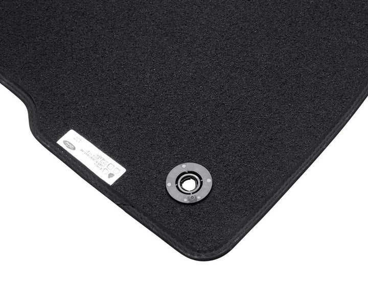Kuga Alfombrillas de terciopelo premium delanteras y traseras, negras con doble costura en rojo.