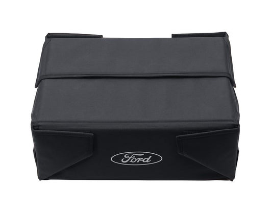Caja organizadora plegable de tela en color negro, con óvalo Ford en color blanco a ambos lados.