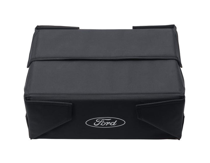 Caja organizadora plegable de tela en color negro, con óvalo Ford en color blanco a ambos lados.
