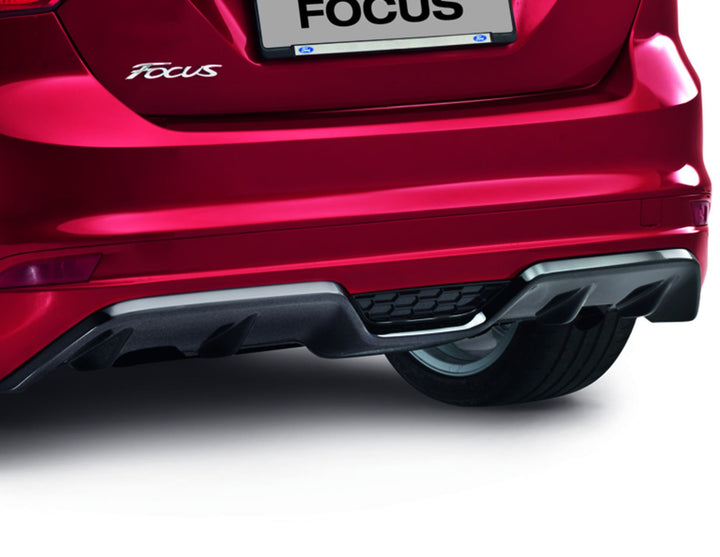 Original Ford Focus Faldón paragolpes trasero con inserción para difusor en color negro brillante.