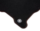 Kuga Alfombrillas de terciopelo premium delanteras y traseras, negras con doble costura en rojo.
