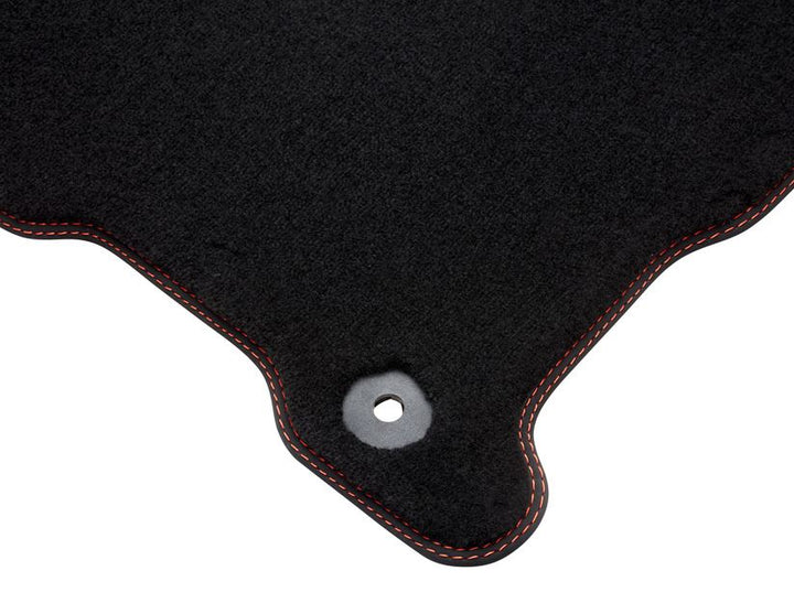 Kuga Alfombrillas de terciopelo premium delanteras y traseras, negras con doble costura en rojo.