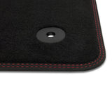 Focus Alfombrillas de terciopelo premium delanteras, en color negro con costura en color rojo.