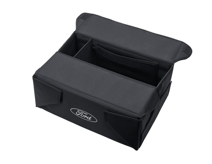 Caja organizadora plegable de tela en color negro, con óvalo Ford en color blanco a ambos lados.